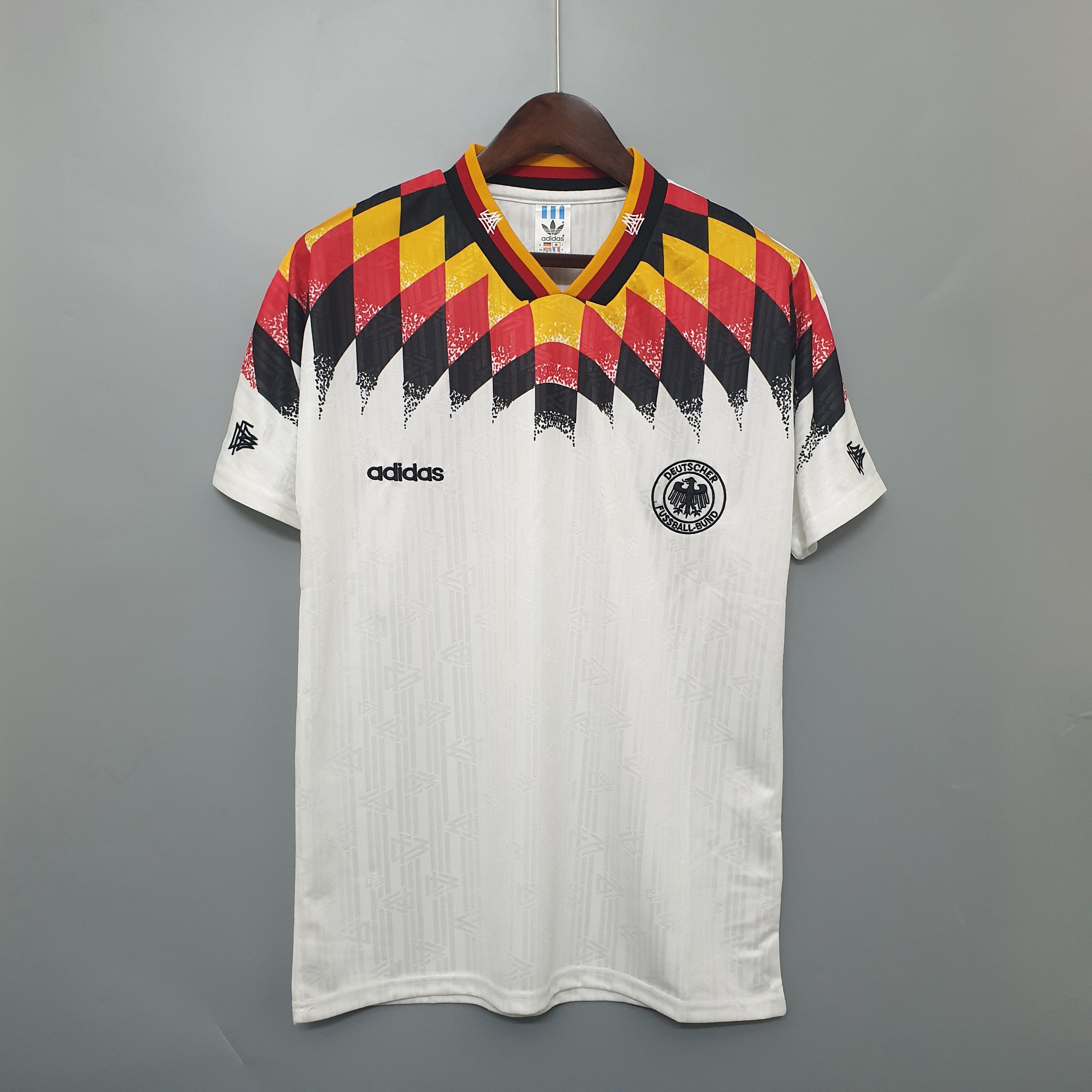 Retro fußballtrikots on sale